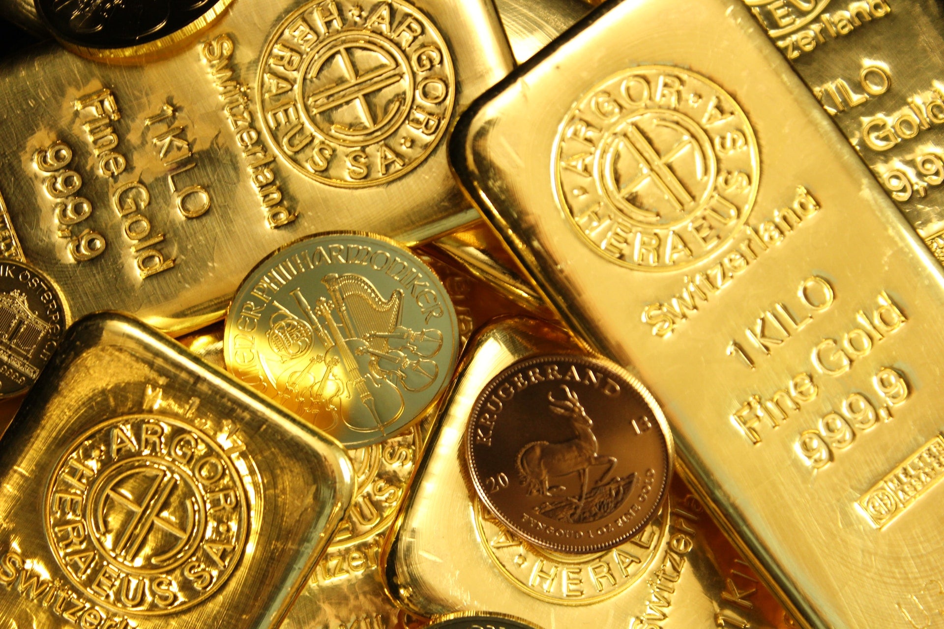 Gold Bars vs. Gold Coins: Your Ultimate Investment Guide